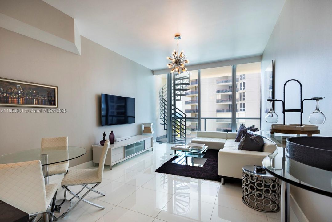 Recently Sold: $649,000 (1 beds, 1 baths, 871 Square Feet)