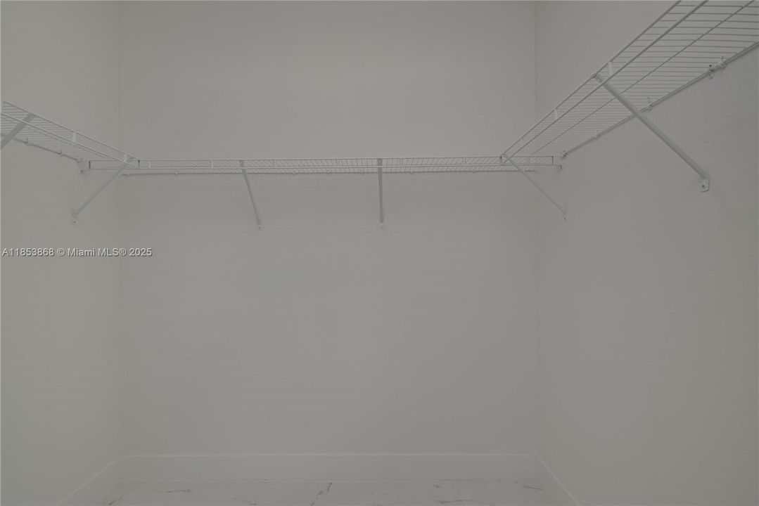 Activo con contrato: $281,999 (3 camas, 2 baños, 1600 Pies cuadrados)