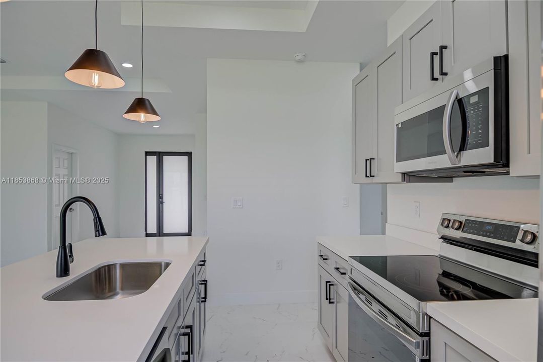 Activo con contrato: $281,999 (3 camas, 2 baños, 1600 Pies cuadrados)