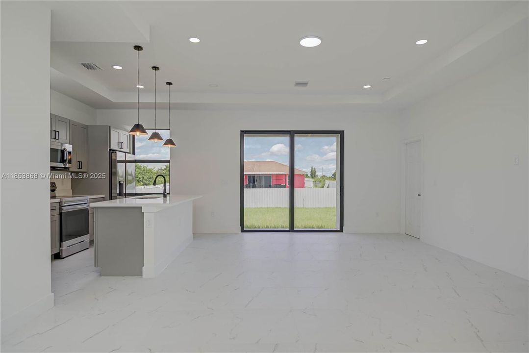 Activo con contrato: $281,999 (3 camas, 2 baños, 1600 Pies cuadrados)
