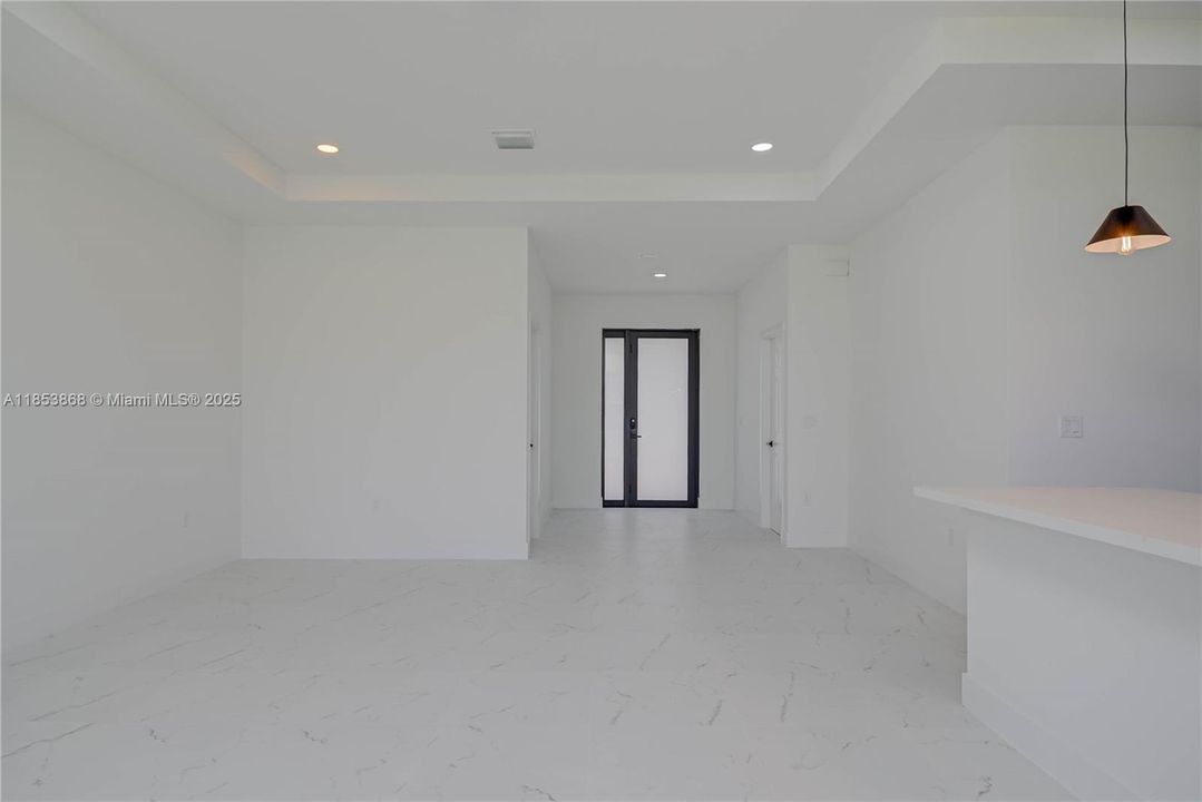 Activo con contrato: $281,999 (3 camas, 2 baños, 1600 Pies cuadrados)