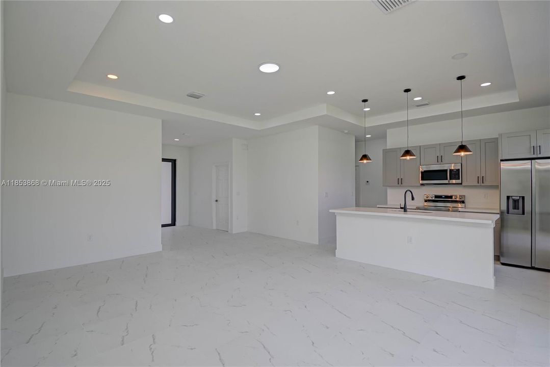 Activo con contrato: $281,999 (3 camas, 2 baños, 1600 Pies cuadrados)