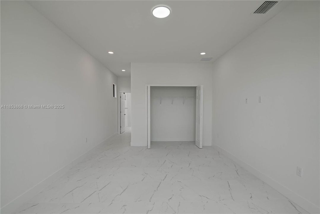 Activo con contrato: $281,999 (3 camas, 2 baños, 1600 Pies cuadrados)