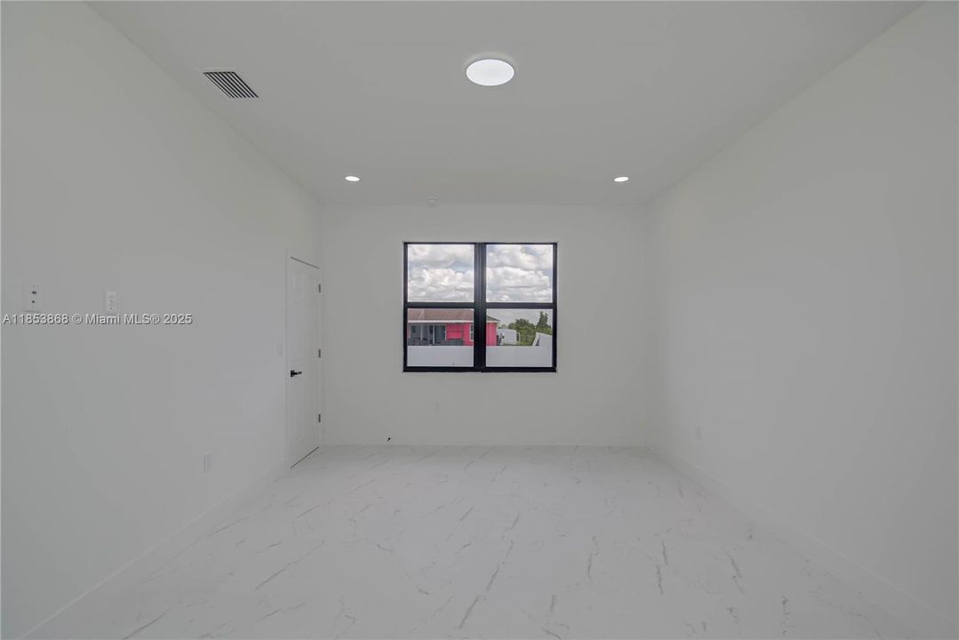 Activo con contrato: $281,999 (3 camas, 2 baños, 1600 Pies cuadrados)