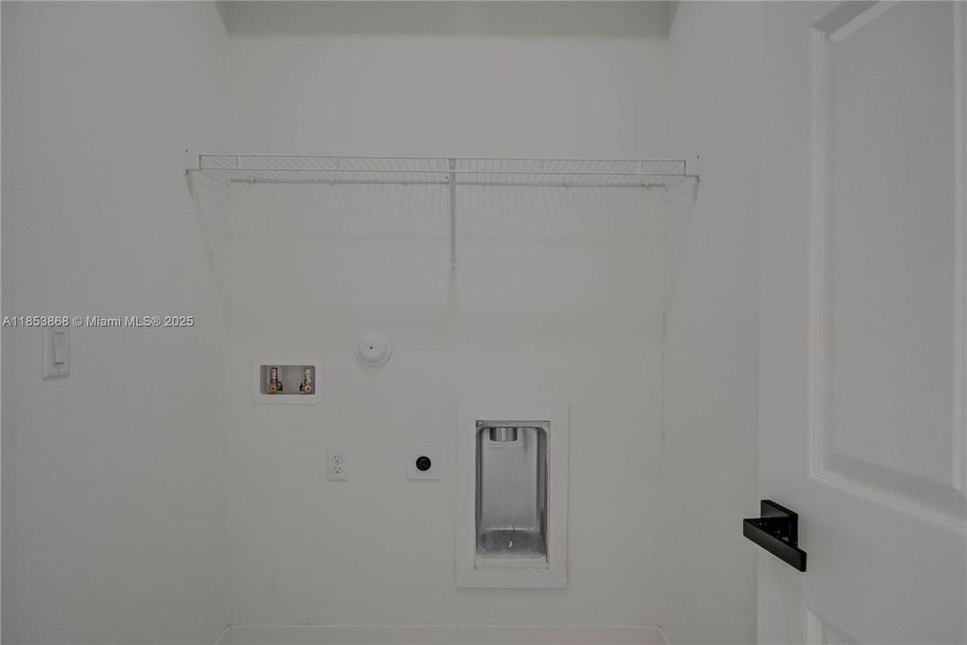 Activo con contrato: $281,999 (3 camas, 2 baños, 1600 Pies cuadrados)