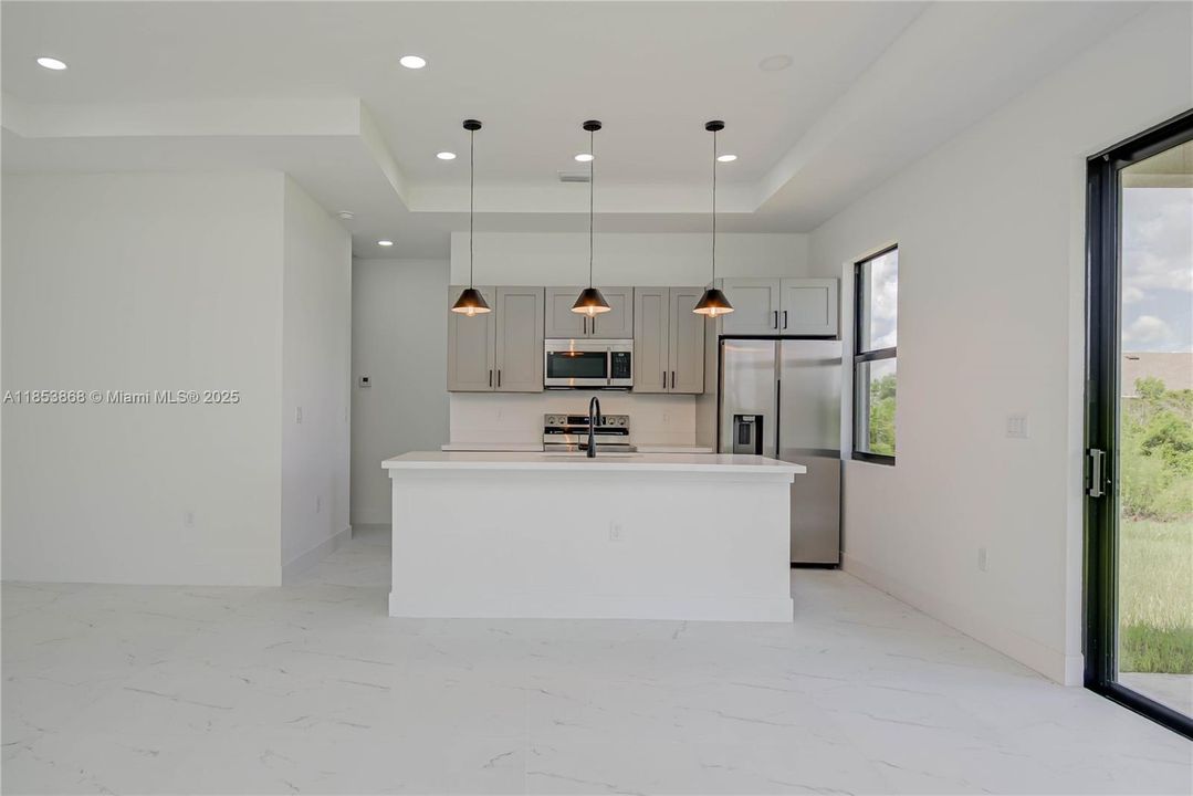 Activo con contrato: $281,999 (3 camas, 2 baños, 1600 Pies cuadrados)