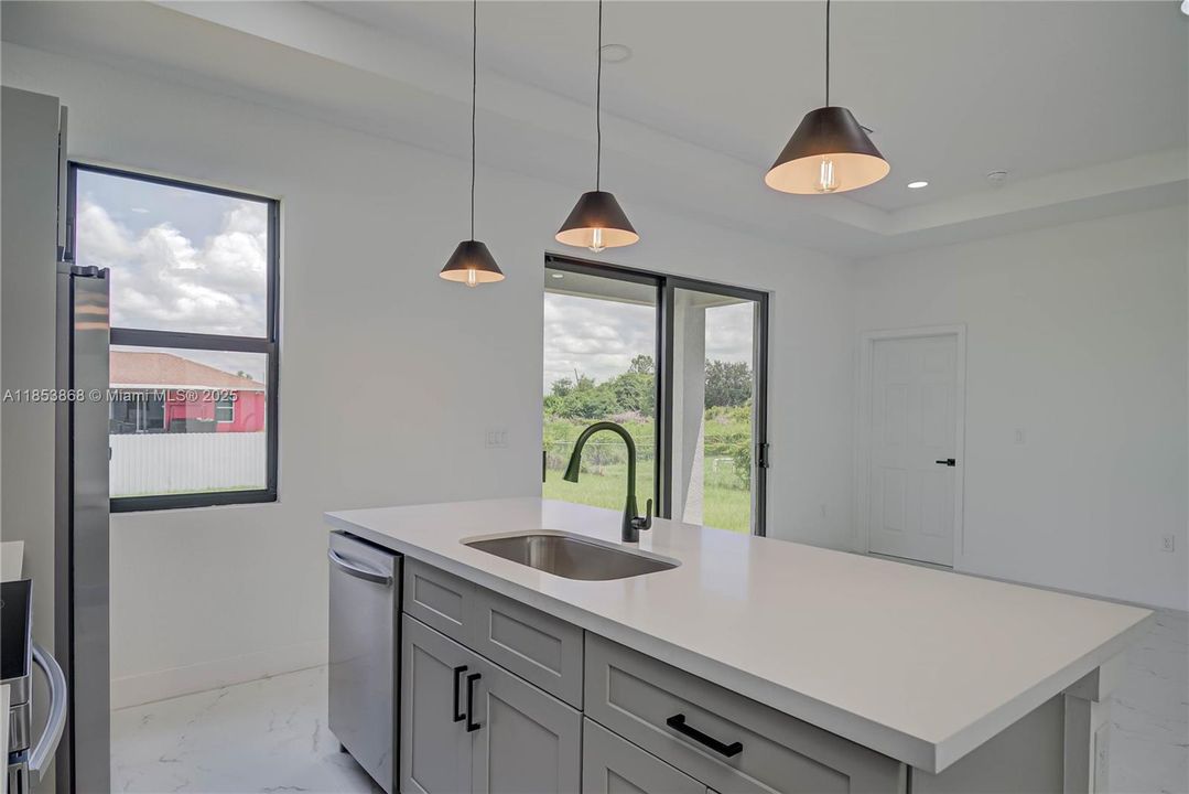 Activo con contrato: $281,999 (3 camas, 2 baños, 1600 Pies cuadrados)