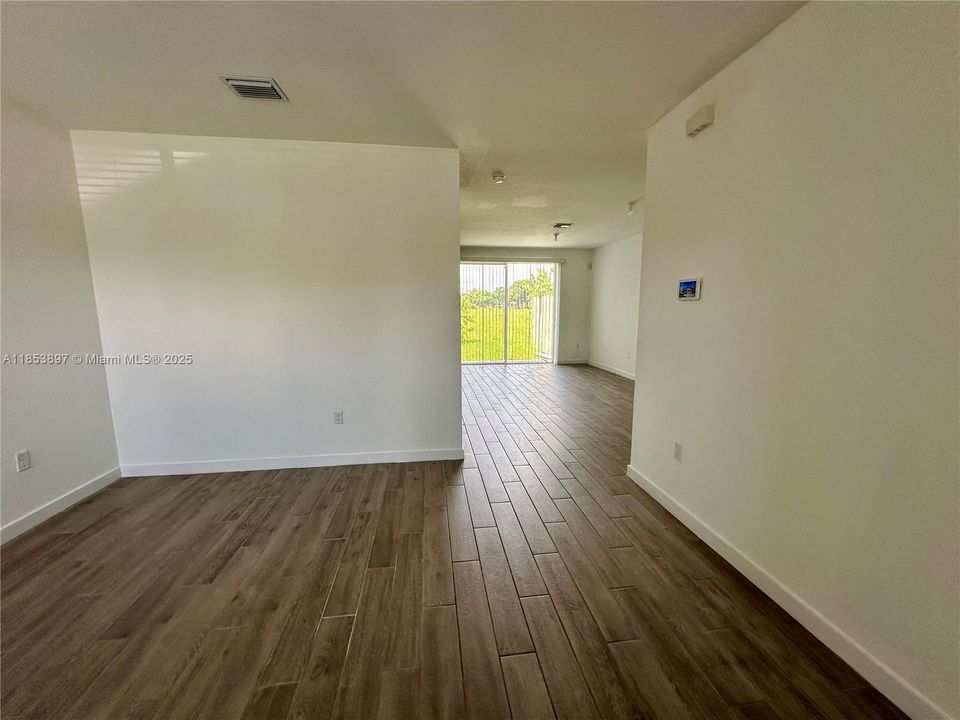 В аренду: $2,400 (3 спален, 2 ванн, 1302 Квадратных фут)