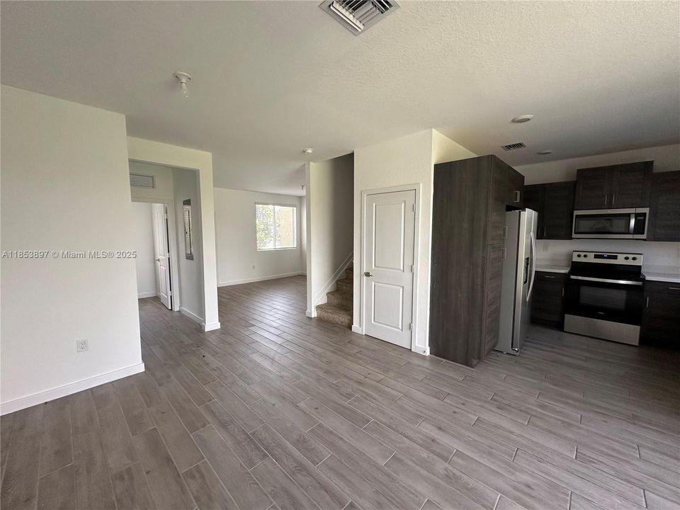 В аренду: $2,400 (3 спален, 2 ванн, 1302 Квадратных фут)