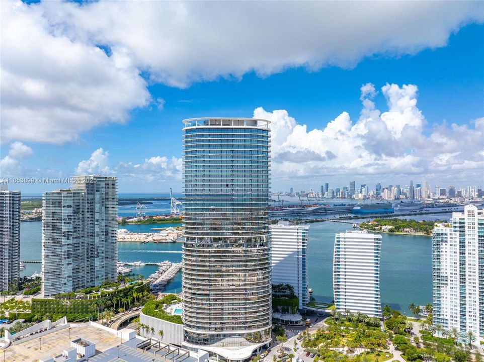 For Sale: $3,550,000 (2 beds, 2 baths, 1434 Square Feet)