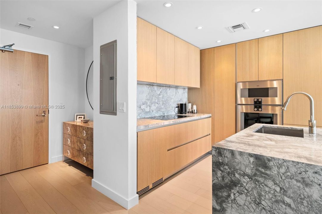 For Sale: $3,550,000 (2 beds, 2 baths, 1434 Square Feet)