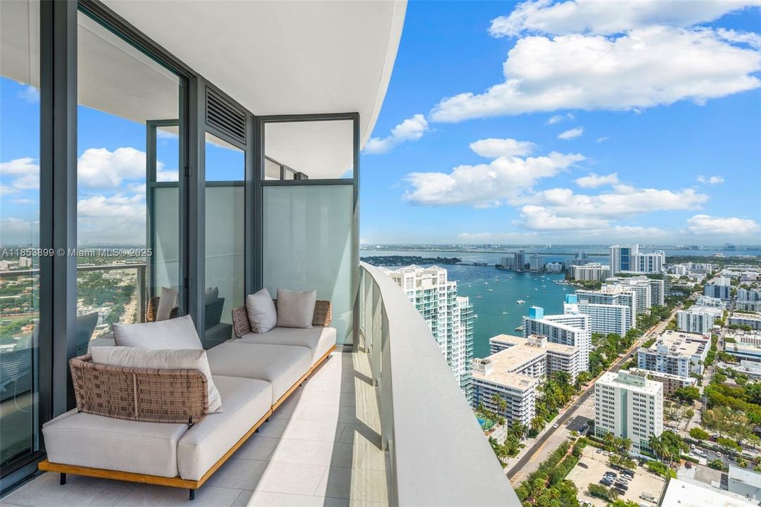 For Sale: $3,550,000 (2 beds, 2 baths, 1434 Square Feet)