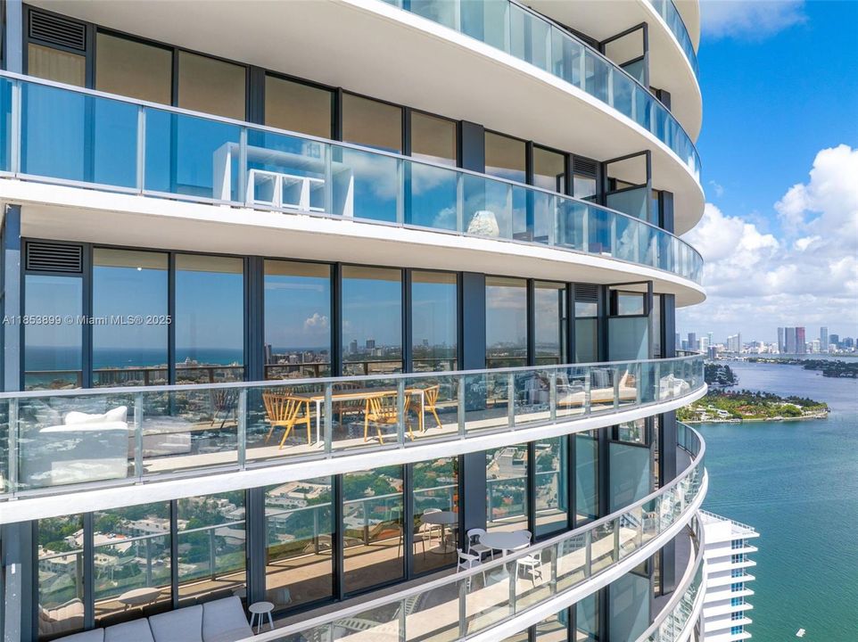 For Sale: $3,550,000 (2 beds, 2 baths, 1434 Square Feet)