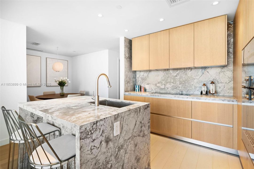 For Sale: $3,550,000 (2 beds, 2 baths, 1434 Square Feet)