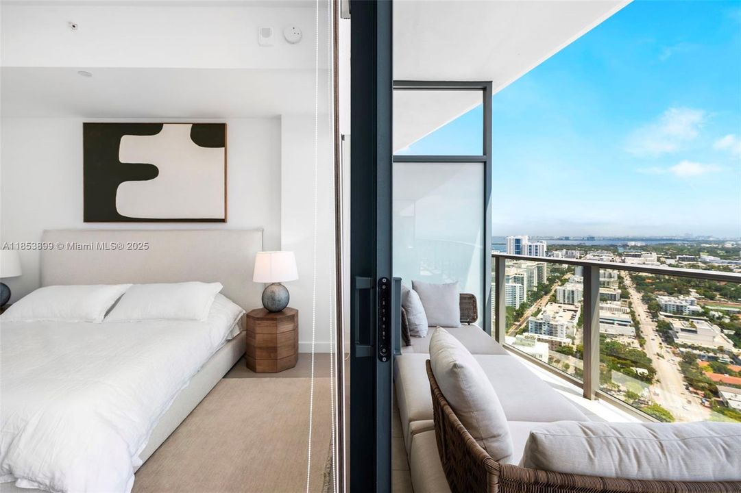 For Sale: $3,550,000 (2 beds, 2 baths, 1434 Square Feet)