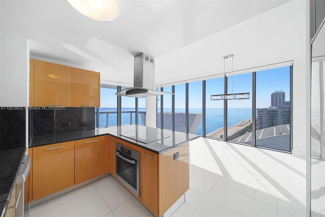 For Sale: $1,995,000 (2 beds, 2 baths, 1290 Square Feet)