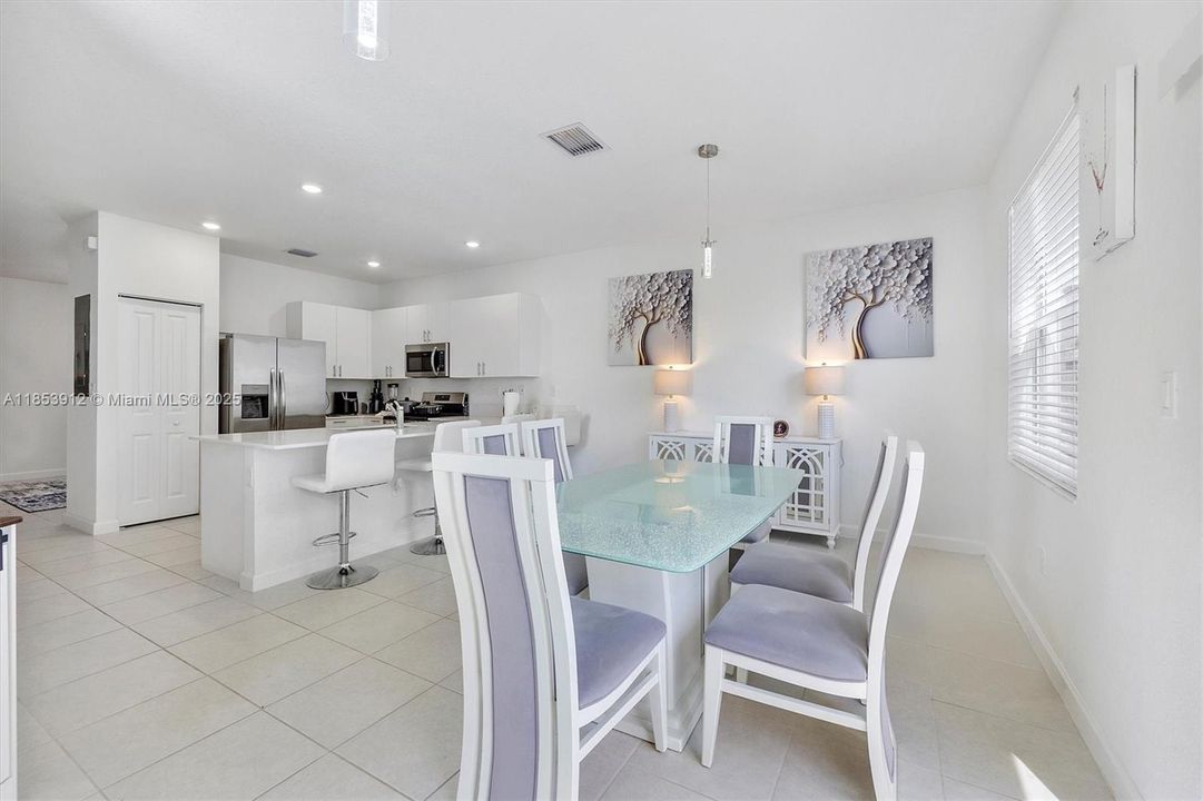 В аренду: $2,400 (3 спален, 2 ванн, 1393 Квадратных фут)