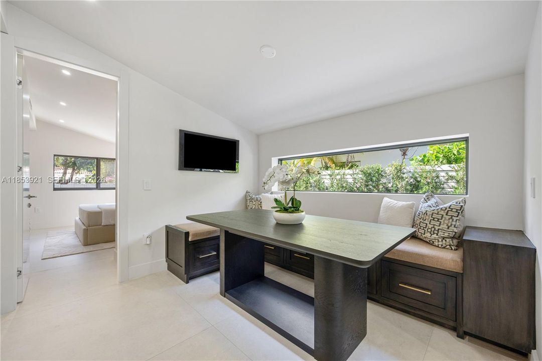 Под контрактом: $2,500,000 (4 спален, 3 ванн, 2251 Квадратных фут)