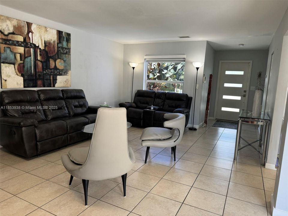 Под контрактом: $429,999 (2 спален, 2 ванн, 1120 Квадратных фут)