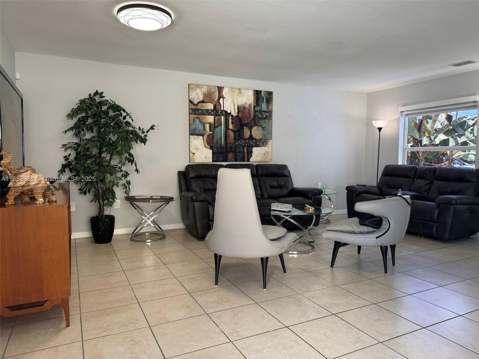 Под контрактом: $429,999 (2 спален, 2 ванн, 1120 Квадратных фут)