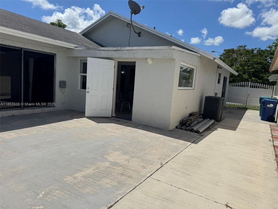 Под контрактом: $429,999 (2 спален, 2 ванн, 1120 Квадратных фут)