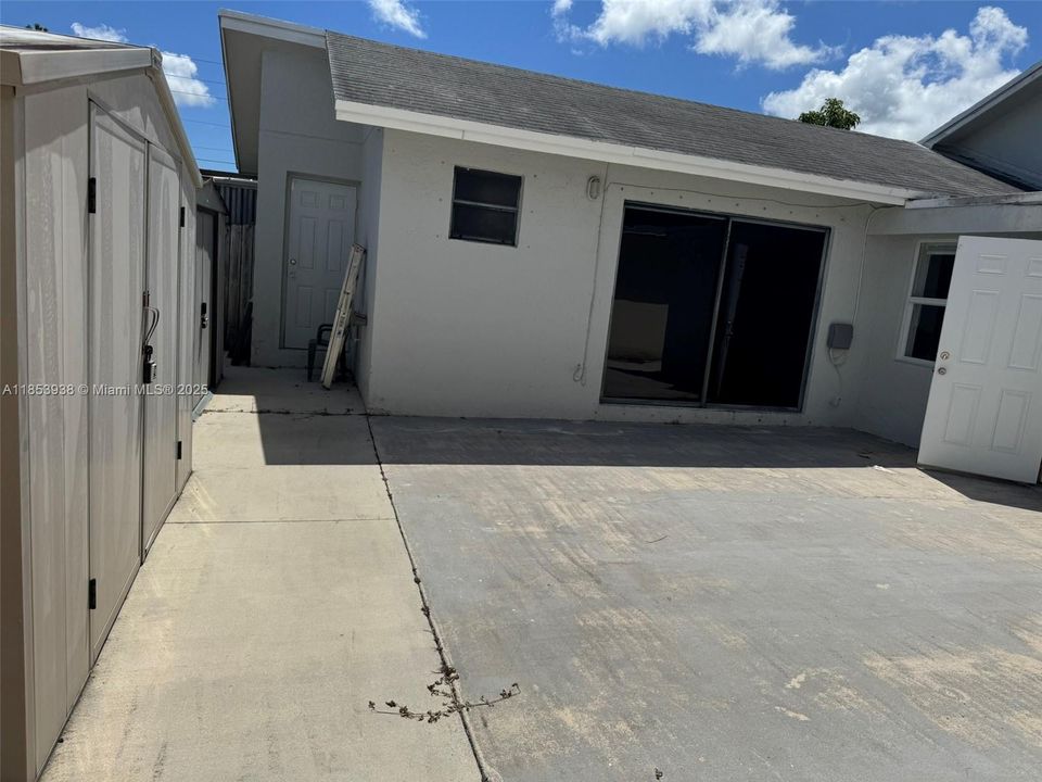 Под контрактом: $429,999 (2 спален, 2 ванн, 1120 Квадратных фут)