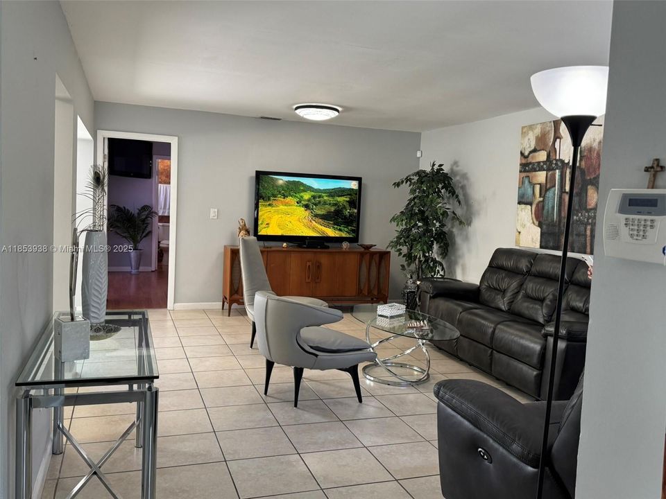 Под контрактом: $429,999 (2 спален, 2 ванн, 1120 Квадратных фут)