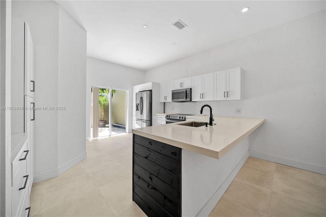 Недавно арендовано: $2,500 (2 спален, 2 ванн, 1431 Квадратных фут)