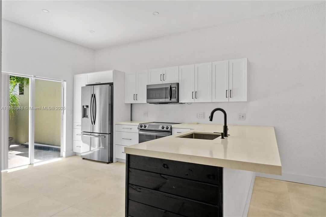 Недавно арендовано: $2,500 (2 спален, 2 ванн, 1431 Квадратных фут)