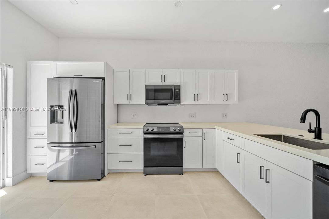 Недавно арендовано: $2,500 (2 спален, 2 ванн, 1431 Квадратных фут)