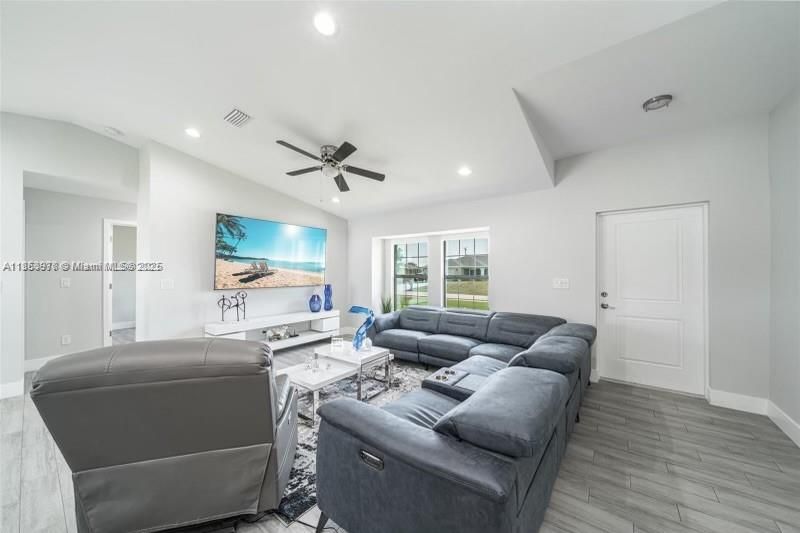 出租: $2,150 (3 贝兹, 2 浴室, 0 平方英尺)