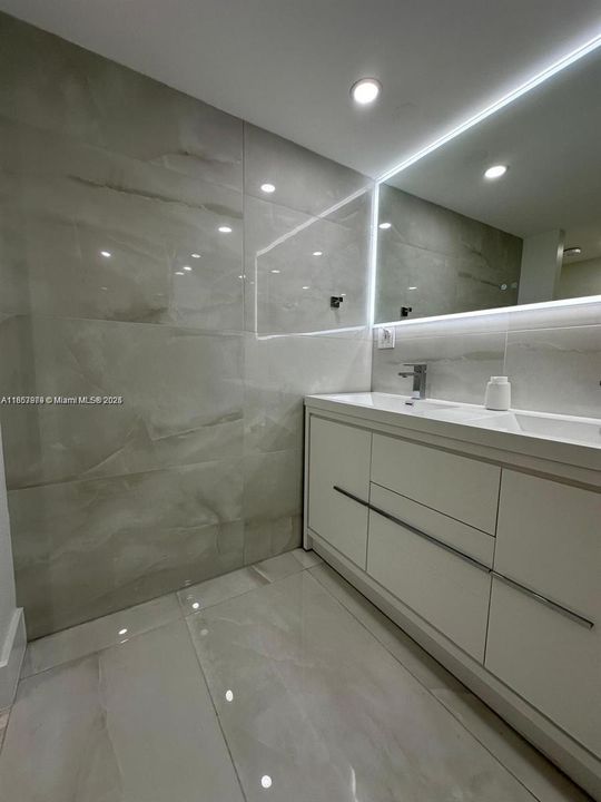 Недавно продано: $395,000 (2 спален, 2 ванн, 1360 Квадратных фут)