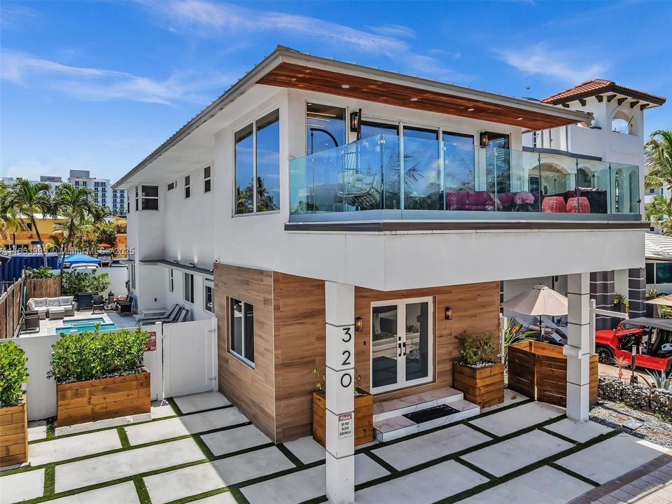 Active With Contract: $2,350,000 (5 beds, 4 baths, 2504 Square Feet)