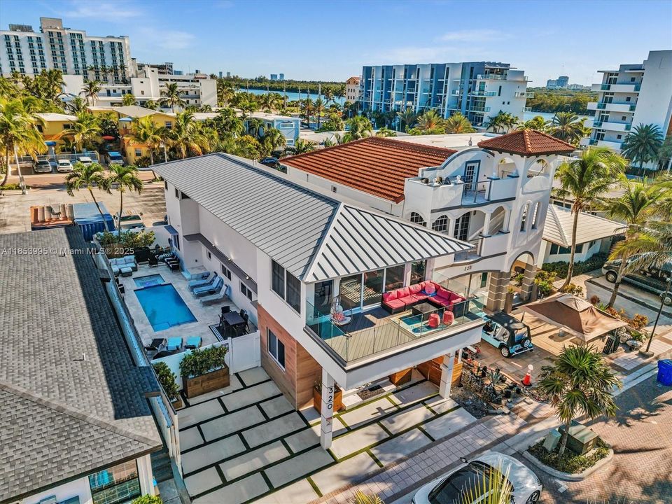 Active With Contract: $2,350,000 (5 beds, 4 baths, 2504 Square Feet)