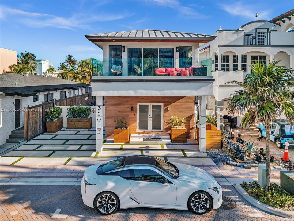 Active With Contract: $2,350,000 (5 beds, 4 baths, 2504 Square Feet)