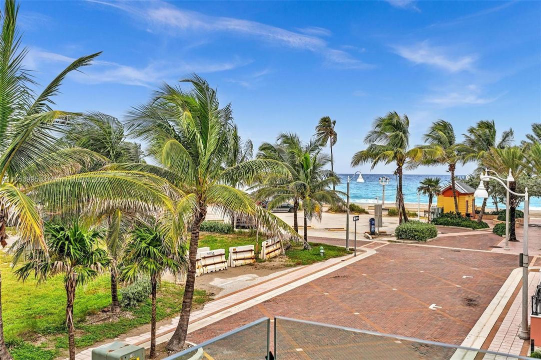 Active With Contract: $2,350,000 (5 beds, 4 baths, 2504 Square Feet)