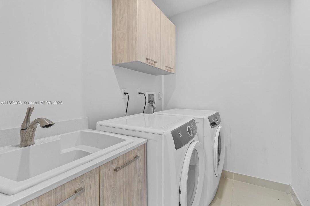 Recently Rented: $6,500 (4 beds, 4 baths, 2631 Square Feet)