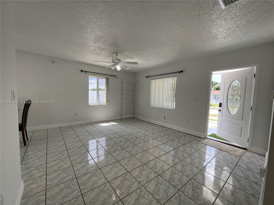 Недавно арендовано: $3,590 (3 спален, 1 ванн, 1100 Квадратных фут)