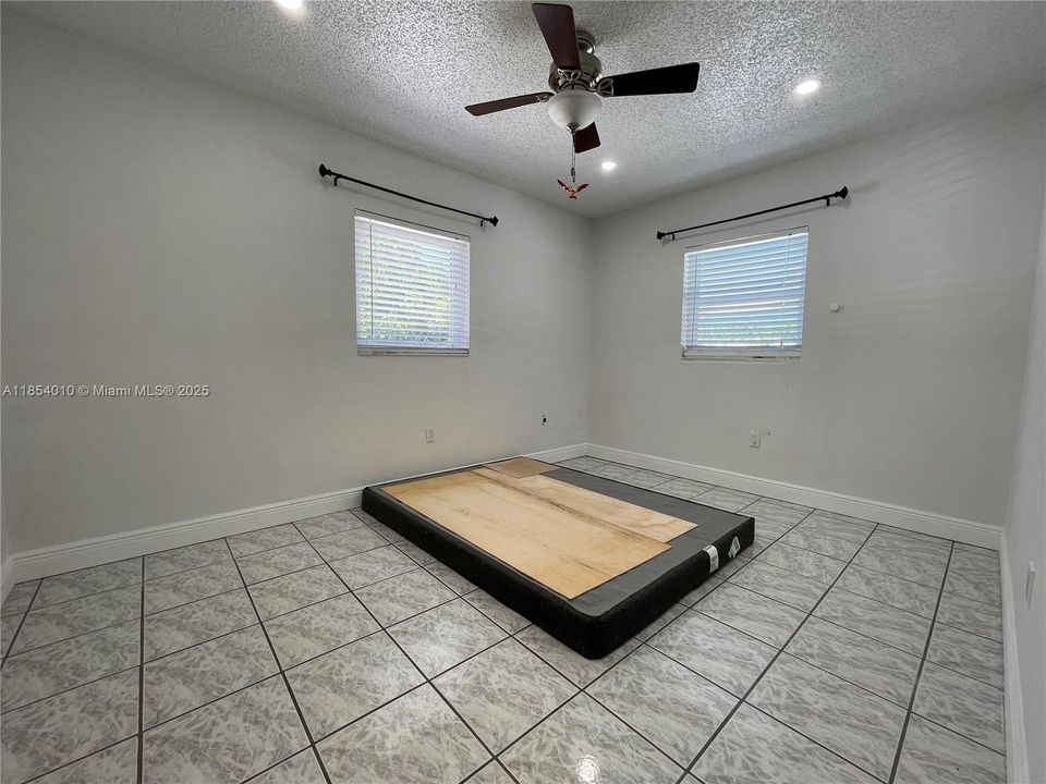 Недавно арендовано: $3,590 (3 спален, 1 ванн, 1100 Квадратных фут)