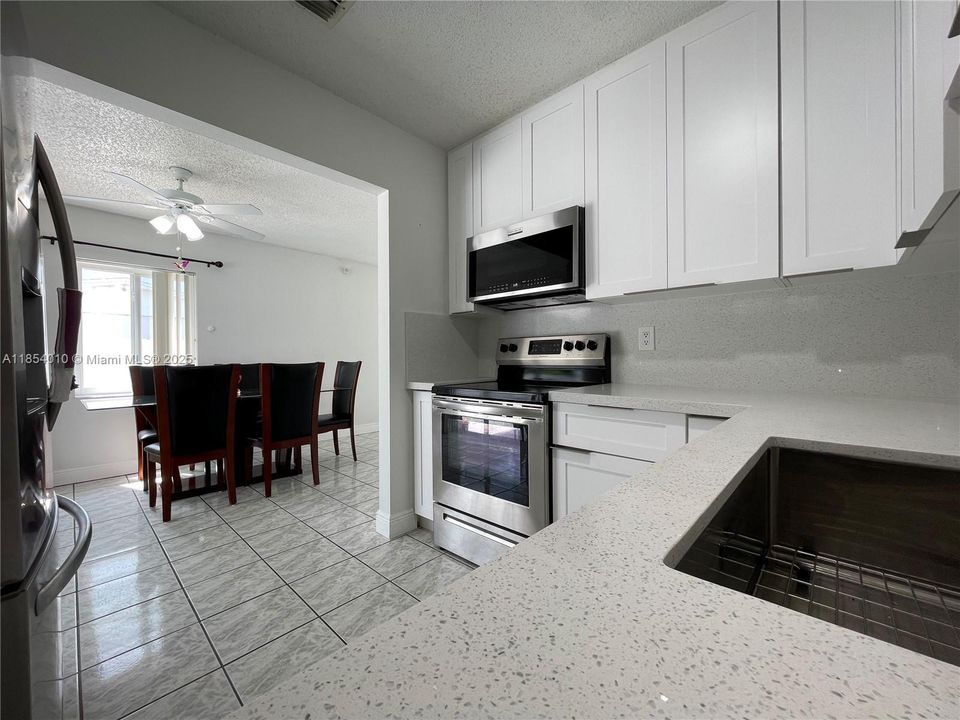 Недавно арендовано: $3,590 (3 спален, 1 ванн, 1100 Квадратных фут)