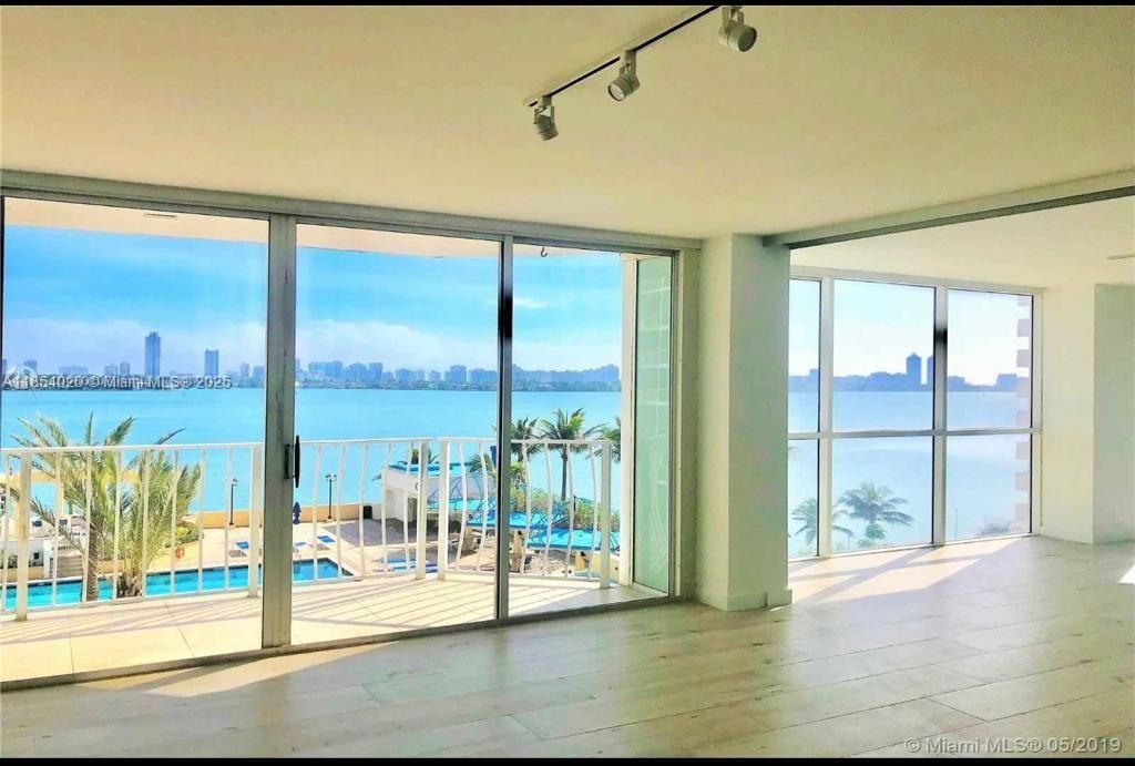 For Sale: $599,000 (2 beds, 2 baths, 1061 Square Feet)