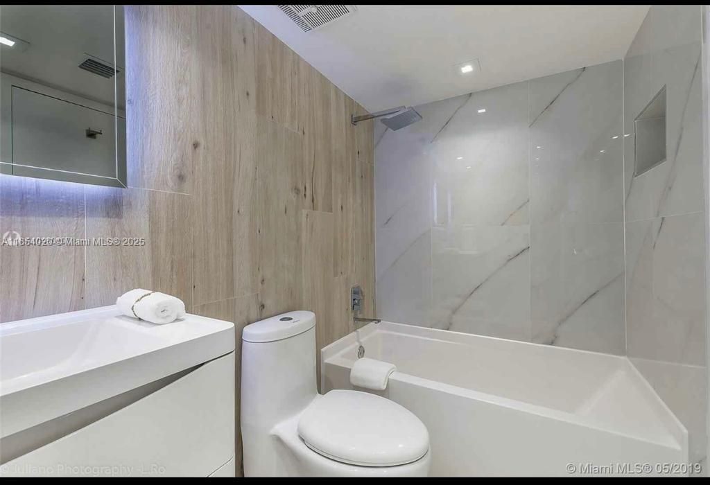 For Sale: $599,000 (2 beds, 2 baths, 1061 Square Feet)