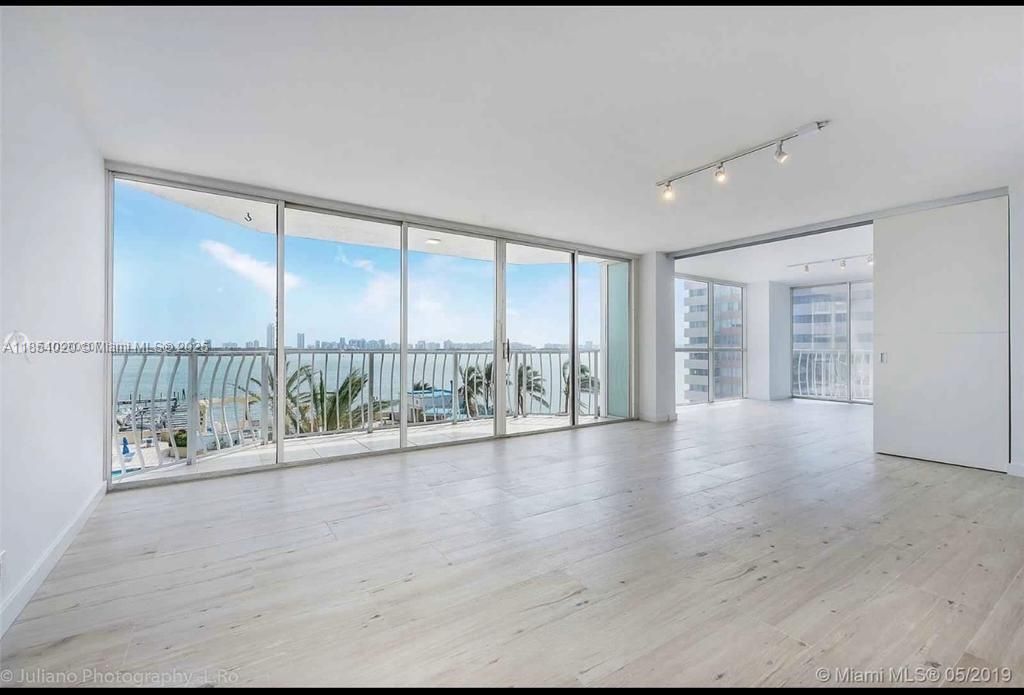 For Sale: $599,000 (2 beds, 2 baths, 1061 Square Feet)