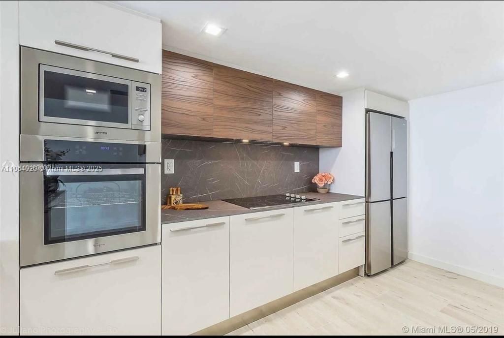 For Sale: $599,000 (2 beds, 2 baths, 1061 Square Feet)