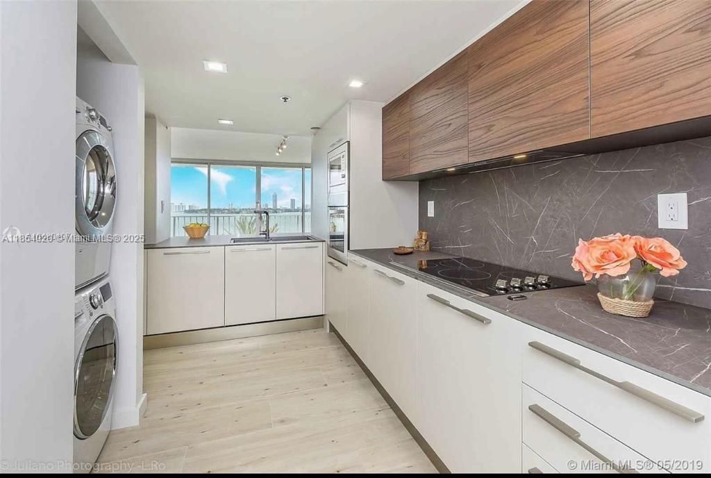 For Sale: $599,000 (2 beds, 2 baths, 1061 Square Feet)