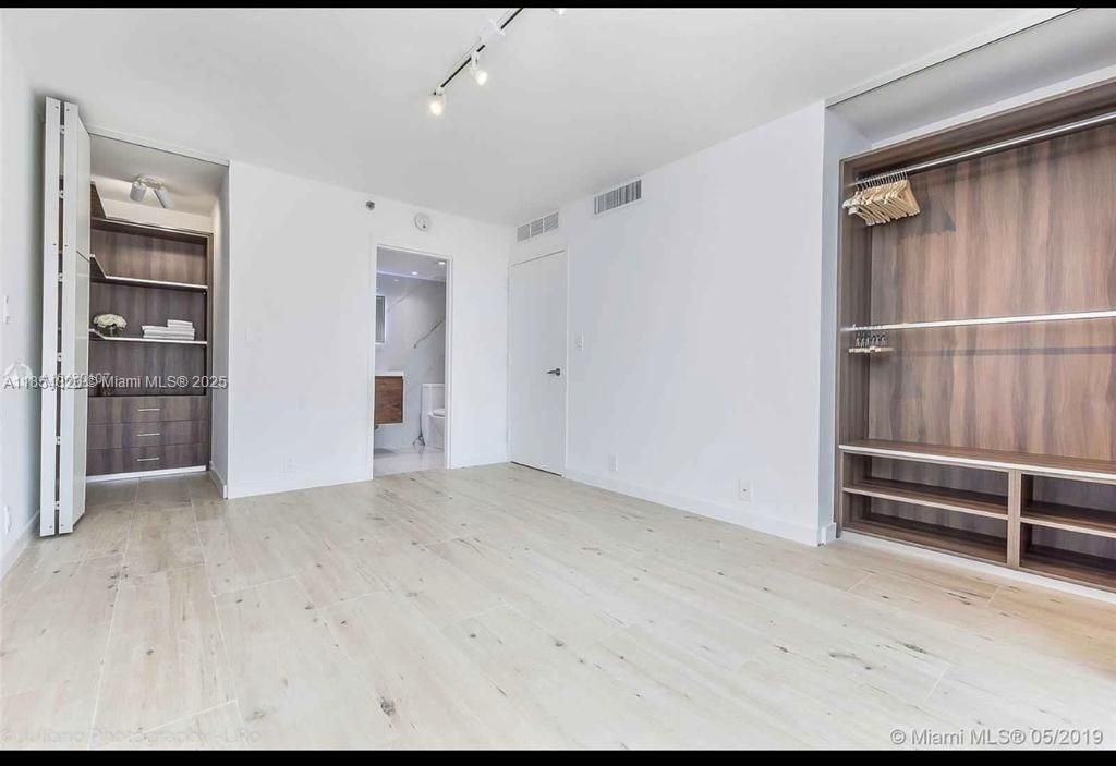 For Sale: $599,000 (2 beds, 2 baths, 1061 Square Feet)