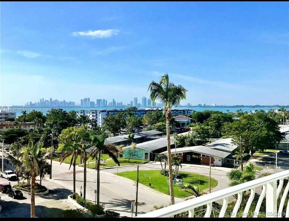 For Sale: $599,000 (2 beds, 2 baths, 1061 Square Feet)