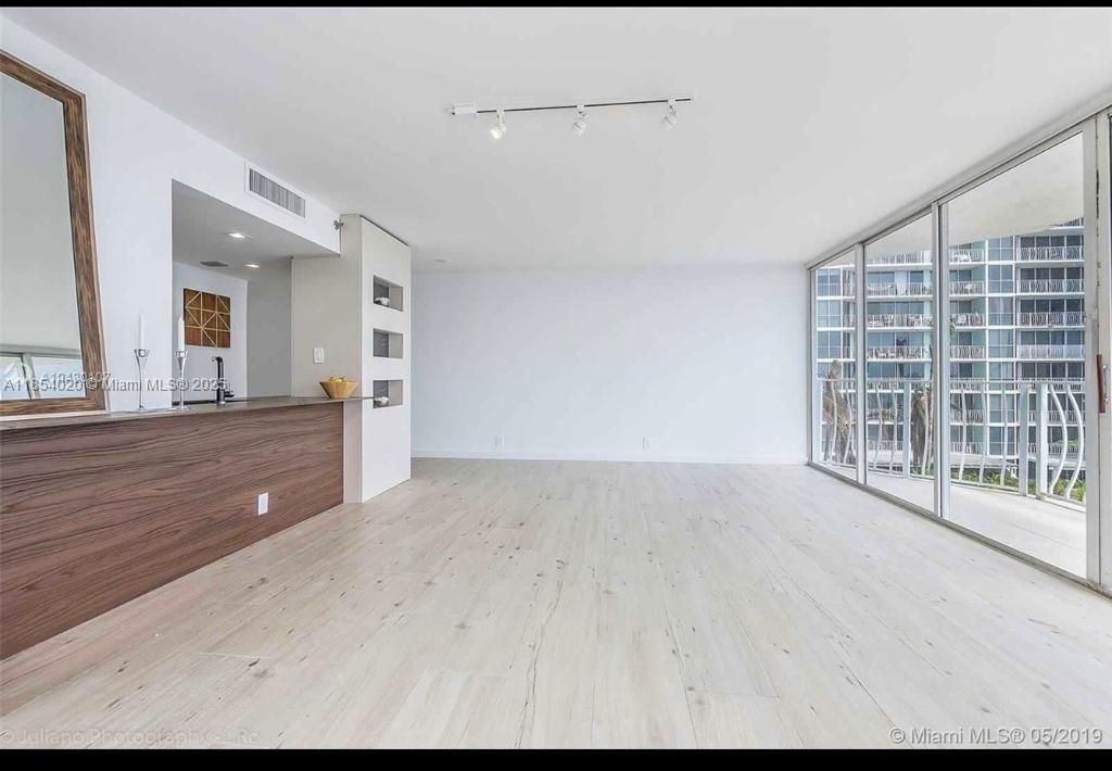 For Sale: $599,000 (2 beds, 2 baths, 1061 Square Feet)