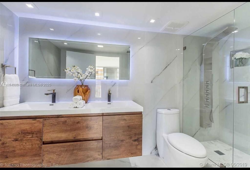 For Sale: $599,000 (2 beds, 2 baths, 1061 Square Feet)