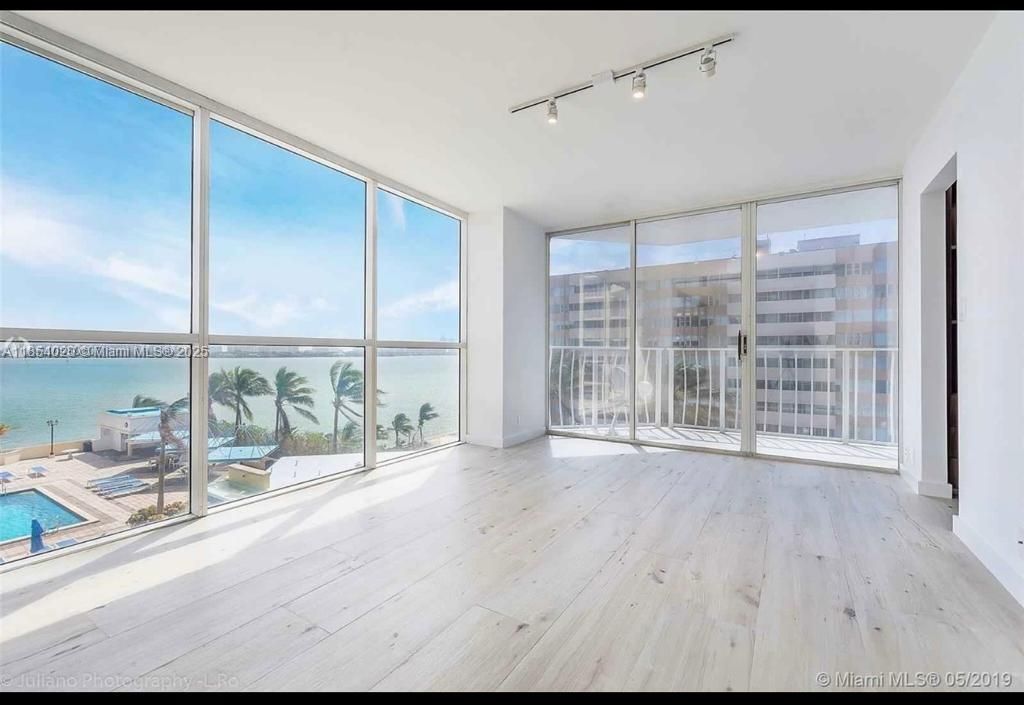 For Sale: $599,000 (2 beds, 2 baths, 1061 Square Feet)